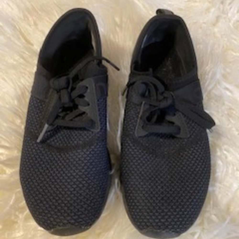 Black New Balance Tennis Shoes